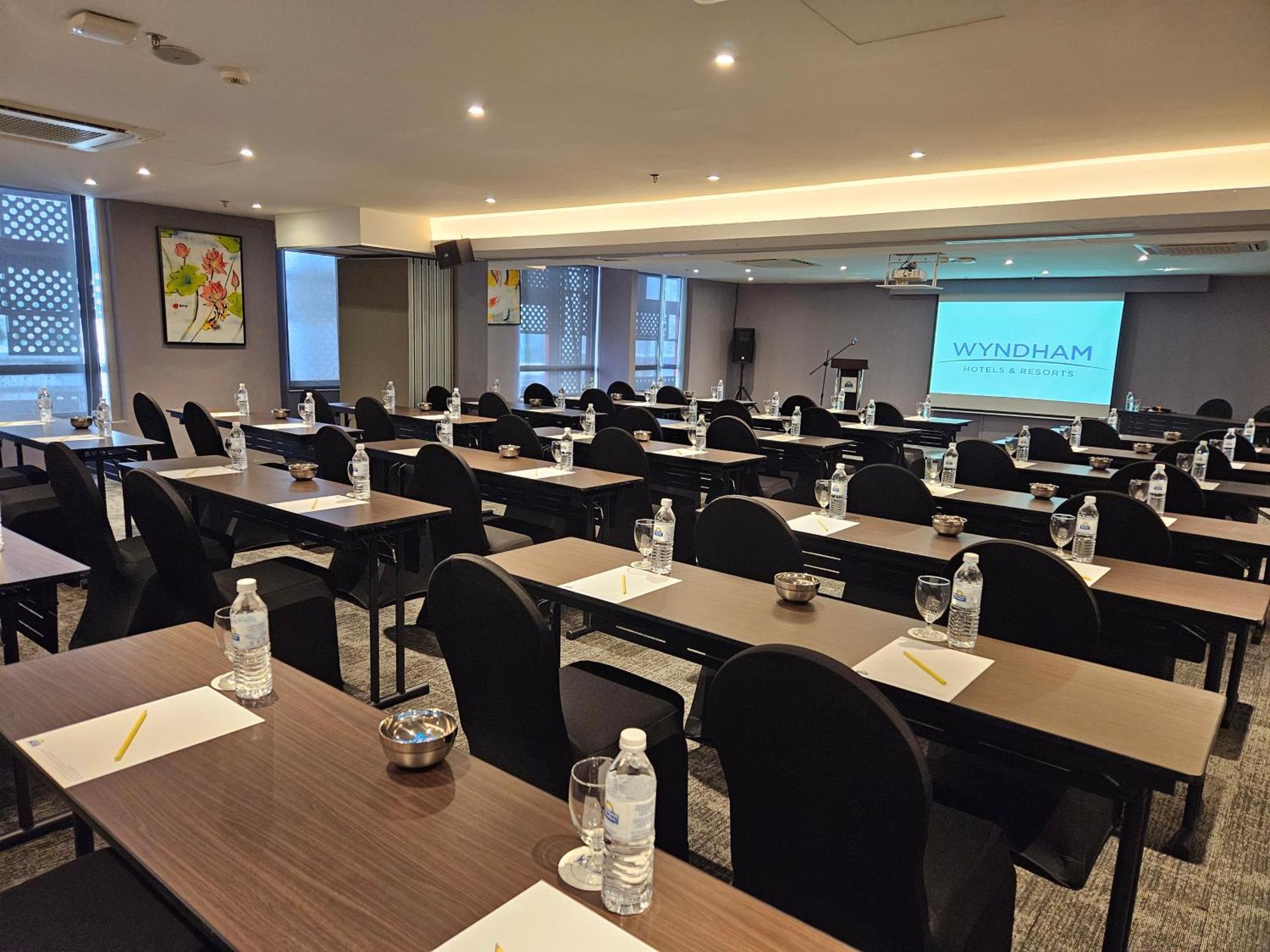 Days Hotel & Suites By Wyndham Kl - Chan Sow Lin Mrt Or Lrt Kuala Lumpur Eksteriør billede