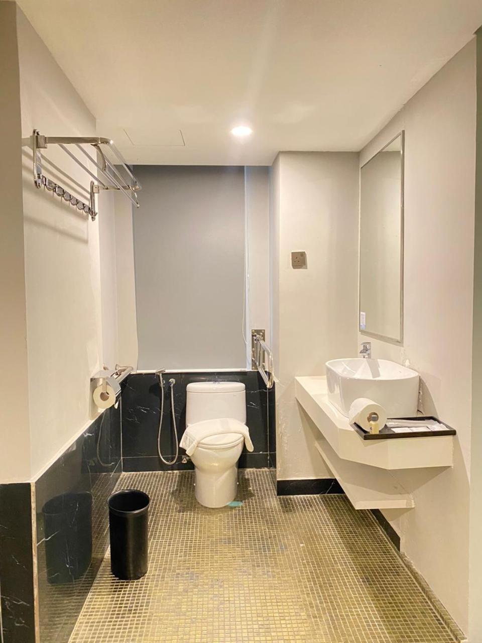 Days Hotel & Suites By Wyndham Kl - Chan Sow Lin Mrt Or Lrt Kuala Lumpur Eksteriør billede