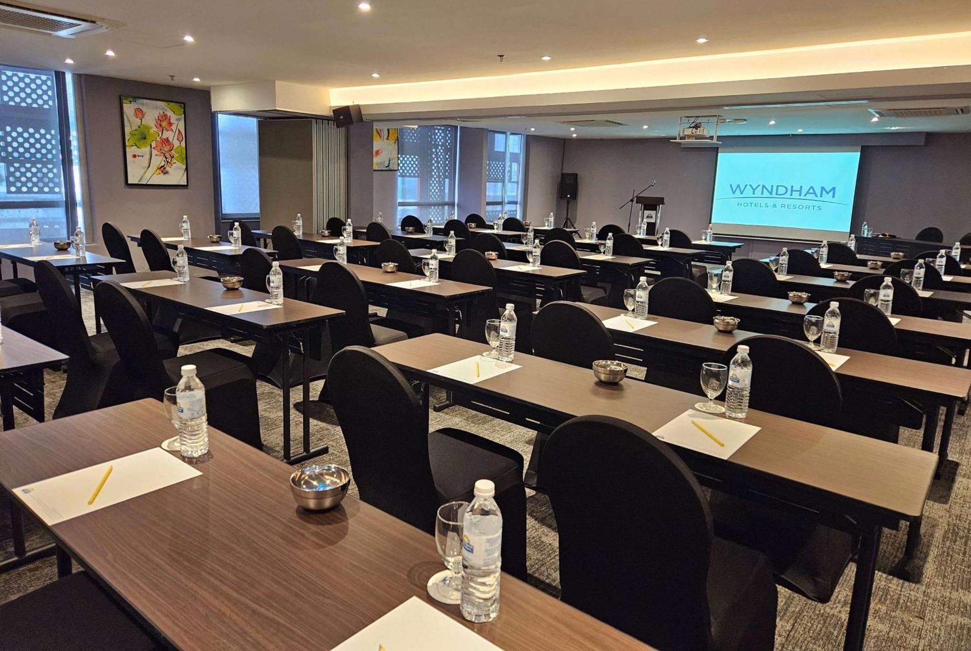 Days Hotel & Suites By Wyndham Kl - Chan Sow Lin Mrt Or Lrt Kuala Lumpur Eksteriør billede